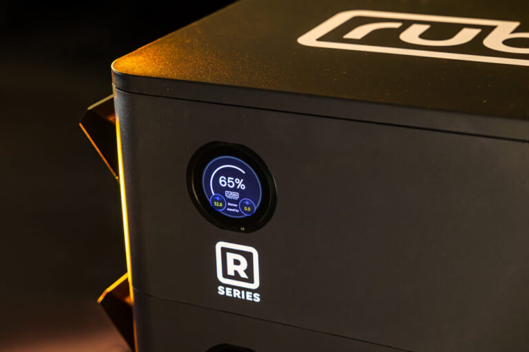 close up shot of rubix battery R-series lcd screen